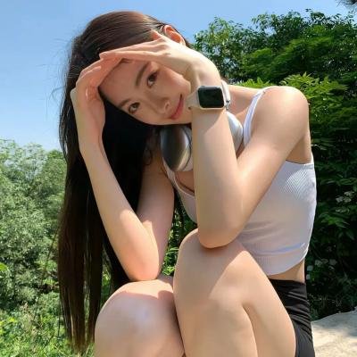 咖啡馆里的女孩